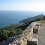 Volta o sentido único para acesso às praias da Arrábida
